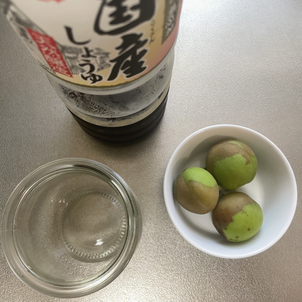 梅しょうゆの材料の写真